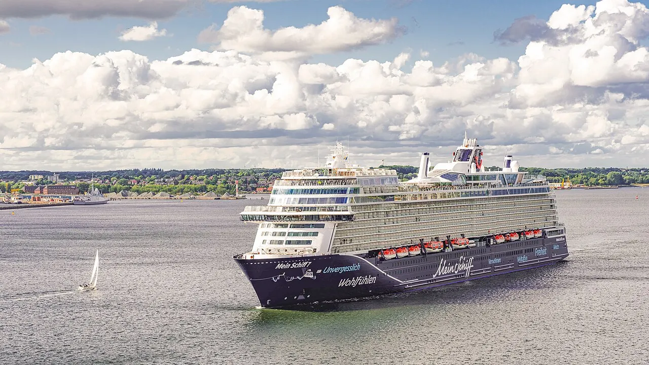 Kreuzfahrtschiff Mein Schiff 7 auf der Kieler Förde
