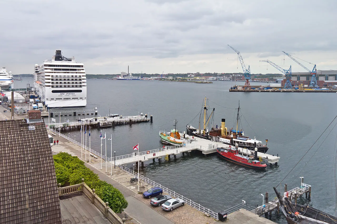 Museumsbrücke mit Museumsschiffen am Schifffahrtsmuseum Kiel