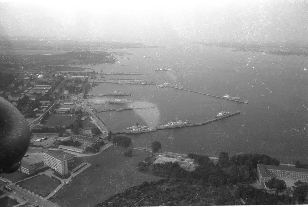 Marinehafen im Stadtteil Wik, Kiel (historische Luftaufnahme)